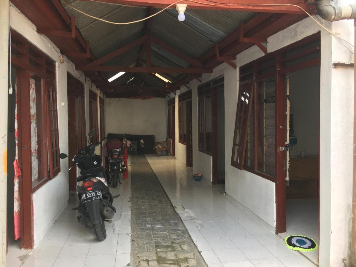 Tambak Bayan Guesthouse Kejayan Esterno foto
